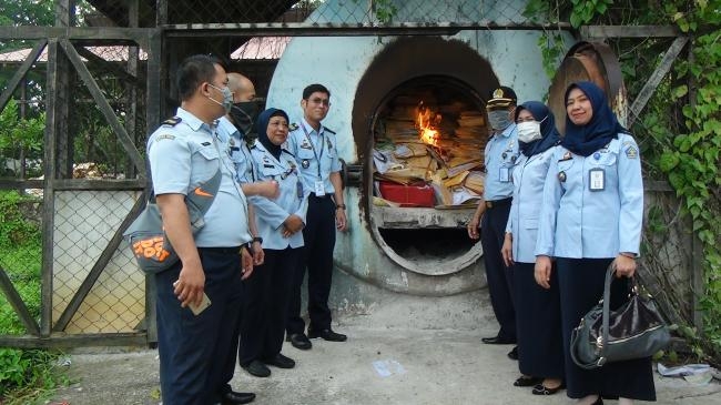 Arsip dimusnahkan dengan cara dibakar